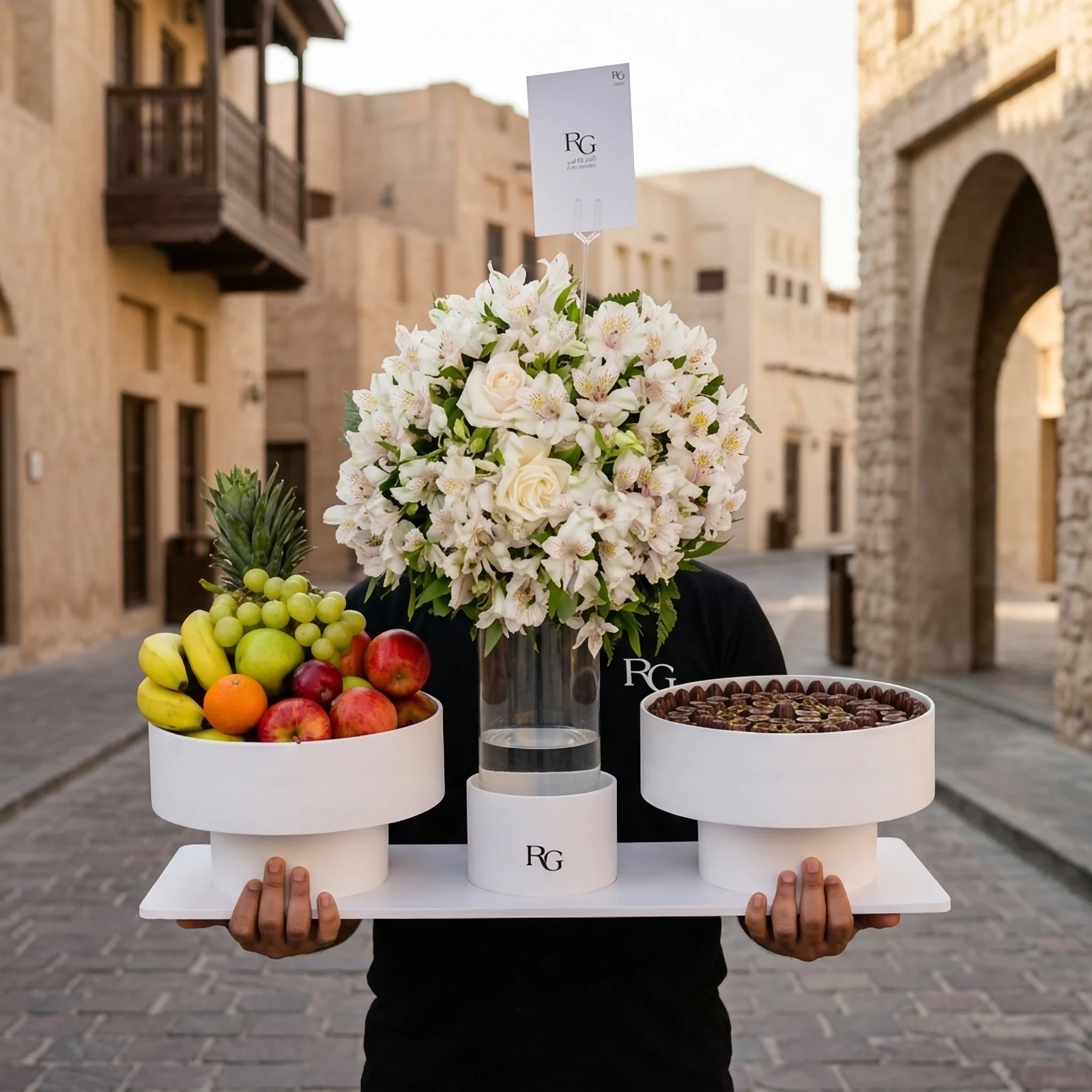 فازة ورد مع فواكه وشوكولاته رقم.17872