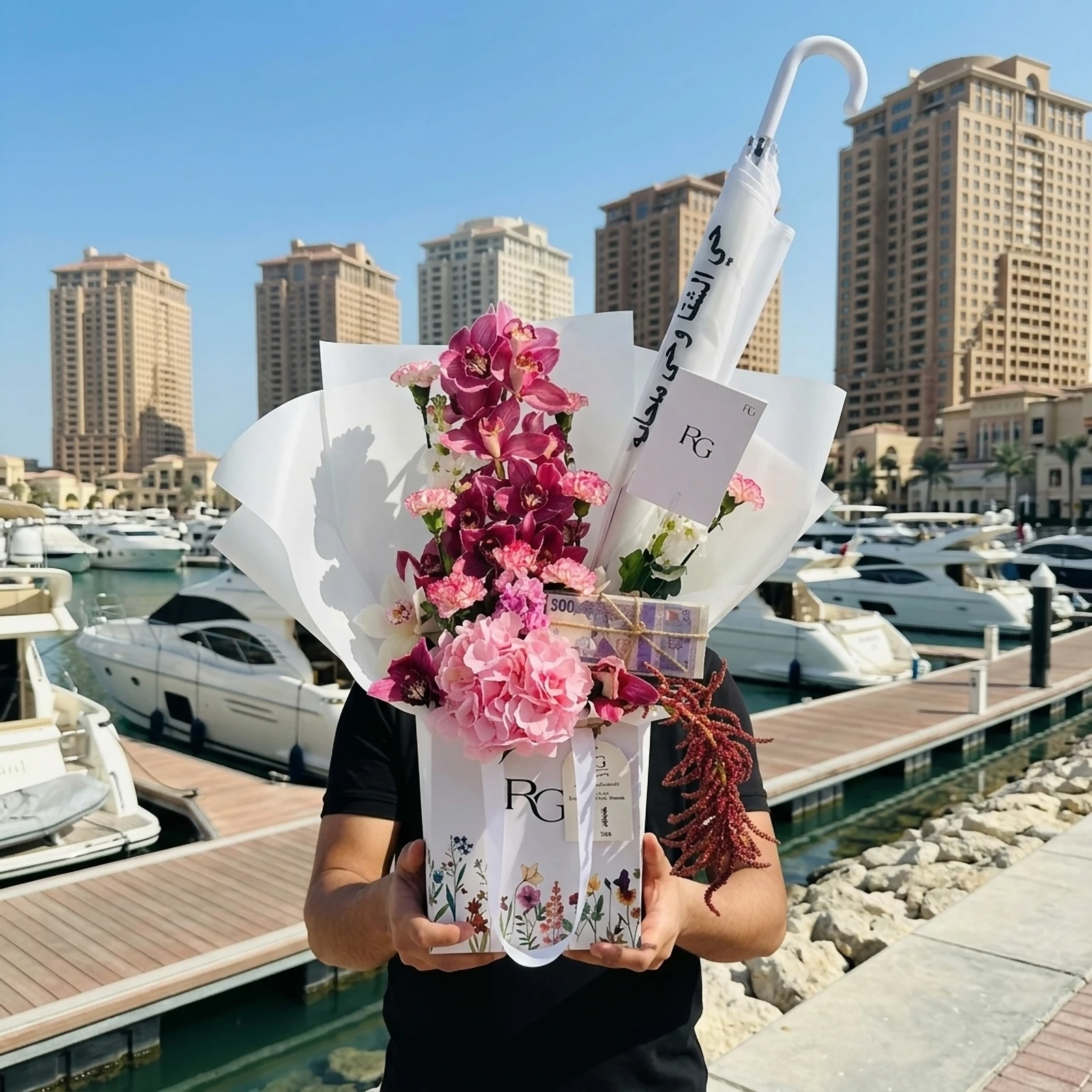 باقة ورد مع فلوس و مظلة رقم.25872