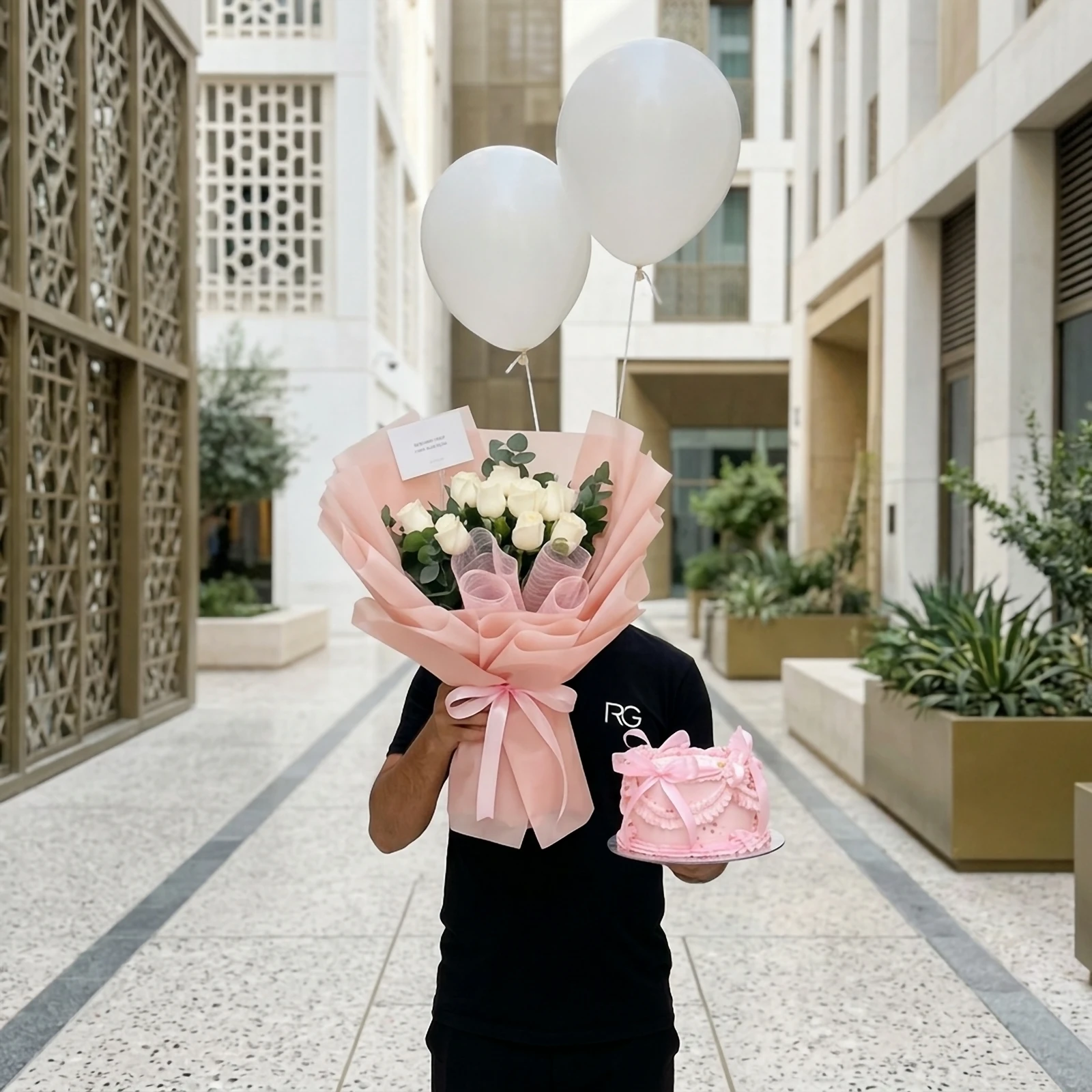باقة ورد مع كيك و بالونات رقم.13095